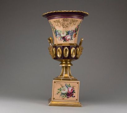 PORCELAINE DE PARIS
Vase de forme Médicis...