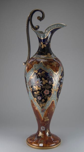 Aiguière en faïence à décor polychrome et...