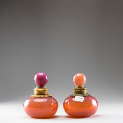 Paire de flacons boules en opaline de cristal...