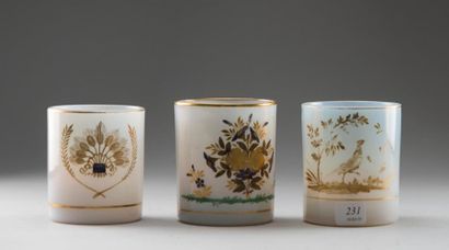 Trois gobelets droits en opaline de cristal...