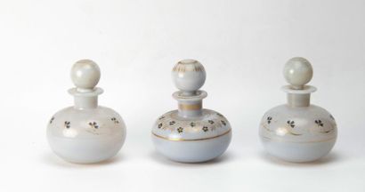 Trois flacons boules en opaline de cristal...
