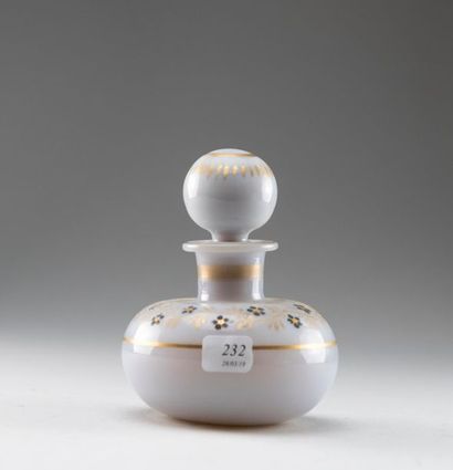 Trois flacons boules en opaline de cristal...