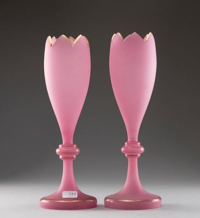 Paire de vases tulipes sur pied à bord dentelé...