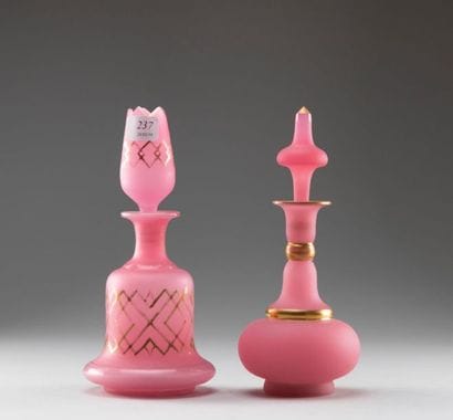 Deux flacons en opaline rose satinée d’époque...