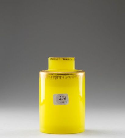Pot à onguent en opaline jaune à décor de...