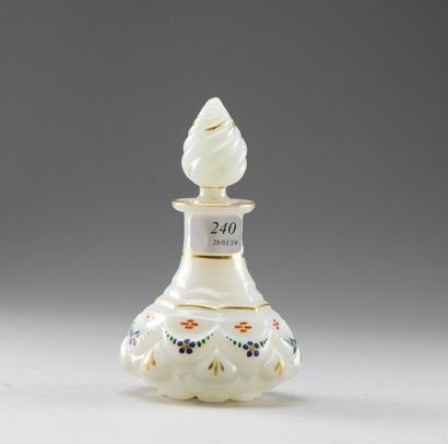 Flacon en opaline de cristal savonneuse moulée...