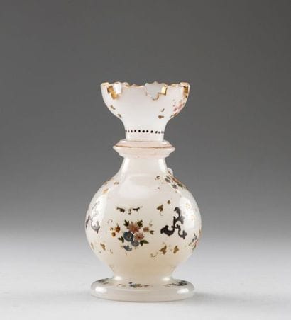 Petit vase balustre à piédouche et bord dentelé...