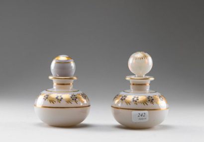Paire de flacons boules en opaline de cristal...