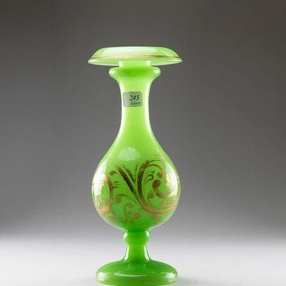 Vase balustre en opaline verte à décor de...