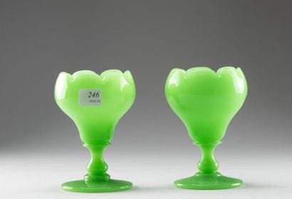 Paire de petits vases de papetier sur pied...