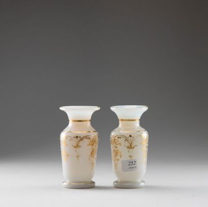 Paire de petits vases balustres en opaline...