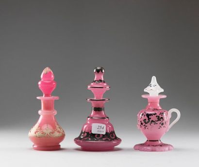 Trois flacons en opaline rose d’époque Napoléon...