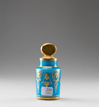 Pot couvert en opaline de cristal bleue doublée...