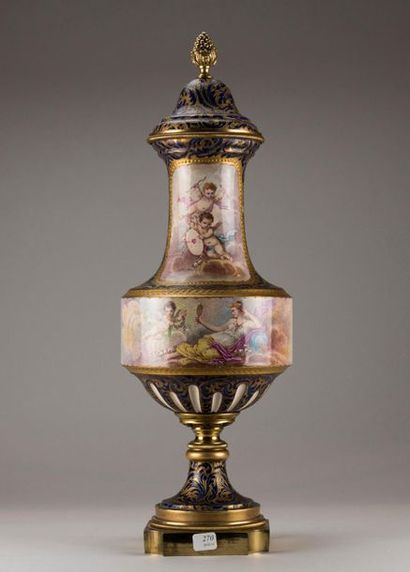 SEVRES, dans le style de. Important vase...