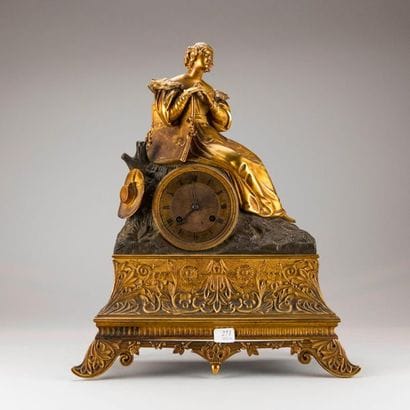 Pendule borne en bronze patiné et doré à...