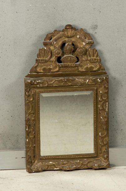 Miroir, cadre en bois et stuc doré, le fronton...