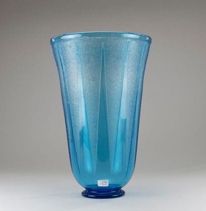 DAUM Nancy. Grand vase en verre bleuté à...