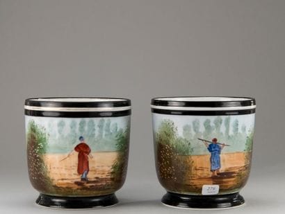 Paire de caches pots en porcelaine décor...