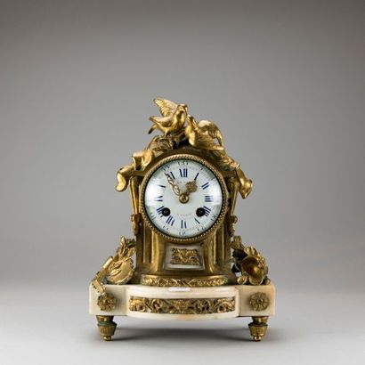 Petite pendule borne en bronze ciselé et...