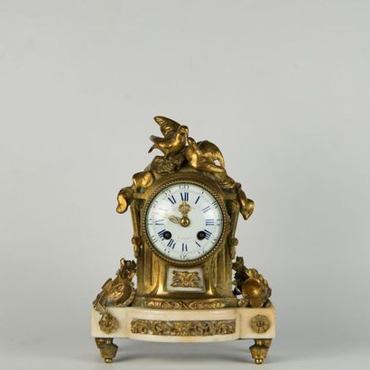 Petite pendule borne en bronze ciselé et...