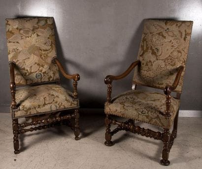 Deux fauteuils, en bois mouluré et tourné....