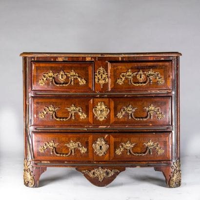 Commode à façade galbée en placage et encadrement...