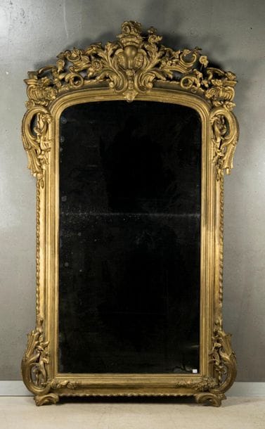 Grand miroir en bois et stuc redoré. 200x108...