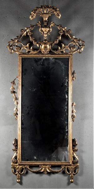 Miroir en bois ajouré, sculpté et doré à...