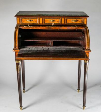 Bureau cylindre en bois de placage, ouvrant...