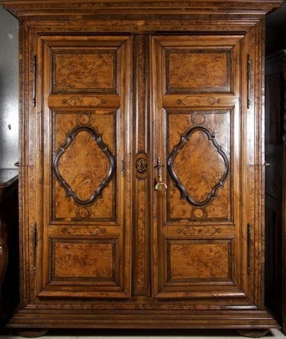 Armoire à deux portes à panneau en marqueterie...