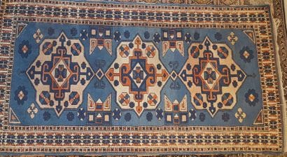 Tapis de galerie à décor de trois médaillons...