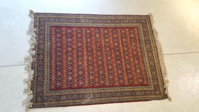 Tapis à décor de fleurs sur fond rouge, la...