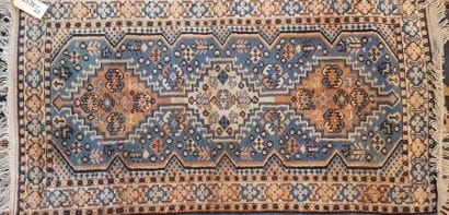 Tapis à trois médaillons sur fond orangé...