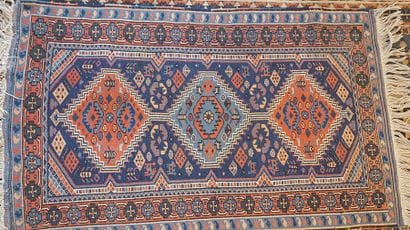 Tapis à décor de trois médaillons centraux...