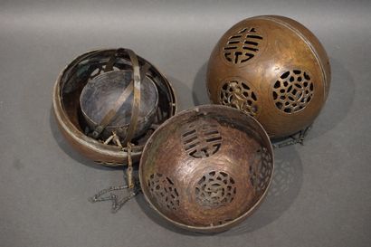 Deux boules encensoirs en cuivre ajouré asiatique....