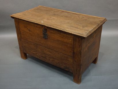 Maie en bois naturel (restaurations). 70,5x115x60...