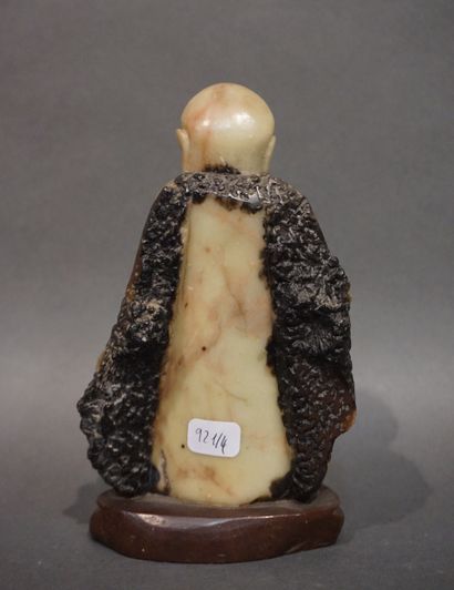 Bouddha assis en pierre dure. 16 cm
