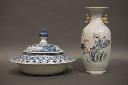 Vase en porcelaine de chine à décor de personnages...