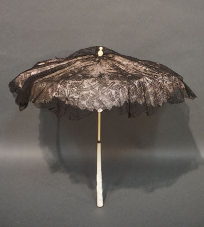 Ombrelle à manche en os sculpté. 53 cm