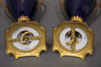 Paire de vases en porcelaine bleue et dorée...
