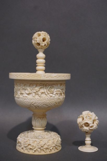Deux éléments en ivoire ancien sculpté de...