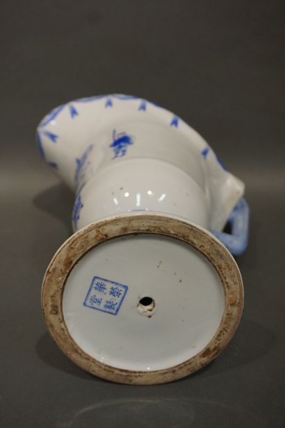 Hanap en porcelaine blanche asiatique à décor...