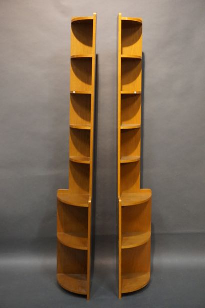 Paire d'étagères d'angle en bois. 222x43v30...