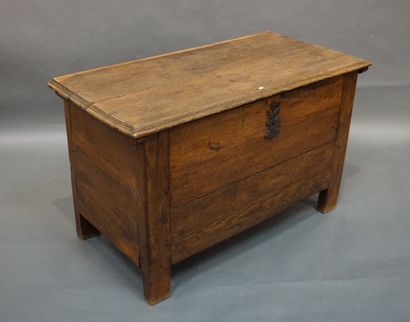 Maie en bois naturel (restaurations). 70,5x115x60...