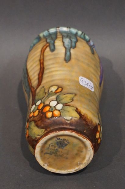 Vase en faïence anglaise à décor floral....