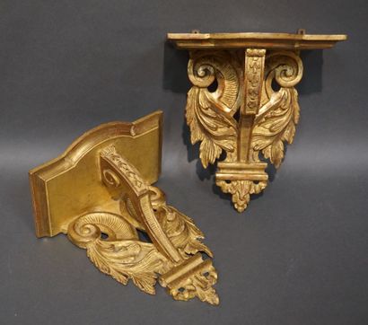 Deux consoles d'applique pouvant former paire,...