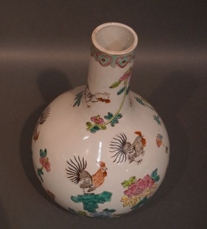 CHINE
Vase en porcelaine chinoise à décor...