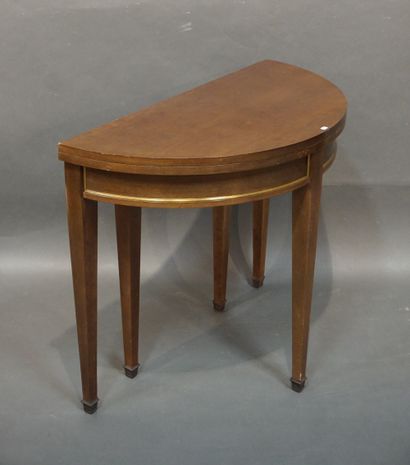 Table demi-lune à abattant en placage d'acajou...