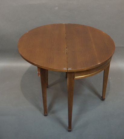 Table demi-lune à abattant en placage d'acajou...