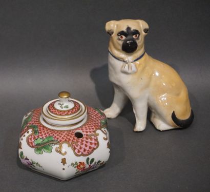Carlin (12 cm) et encrier en porcelaine.